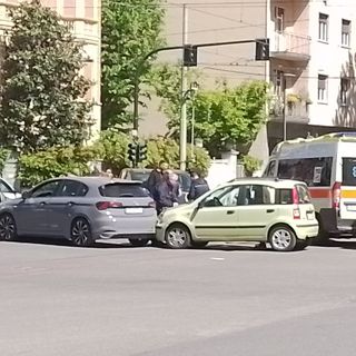 Schianto tra più macchine in corso Turati all'angolo con corso Lepanto Schianto tra più macchine in corso Turati all'angolo con corso Lepanto