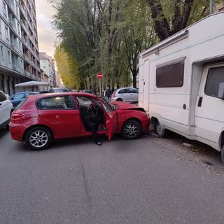 Auto va a schiantarsi contro un camper: momenti di paura