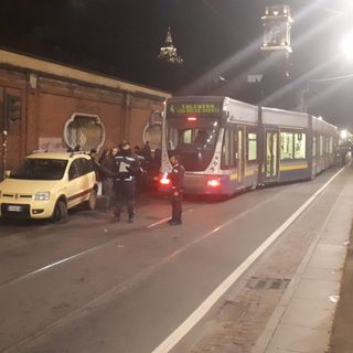 Tram della linea 4 deragliato in via XX Settembre: incidente con quattro auto