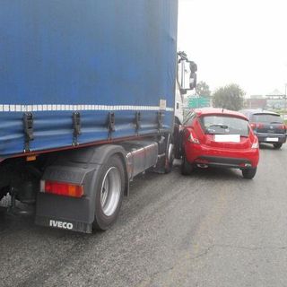 Incidente tra autoarticolato e Lancia Y a Stupinigi, disagi alla circolazione