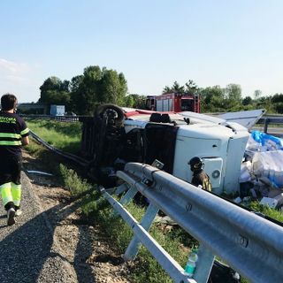 Camion ribaltato sull'A6 tra Carmagnola e Marene, si lavora per la messa in sicurezza del mezzo