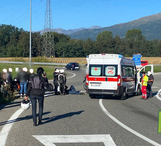 Gruppo di motociclisti in viaggio da Torino, a Biella uno scivola e si frattura una gamba (foto di D. Finatti per newsbiella.it)