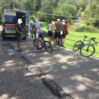 Perde il controllo della bici e va a sbattere contro guardrail: pensionato in ospedale