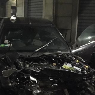 Scontro tra un'auto e il pullman della &quot;movida&quot;, che sfonda la vetrina di un negozio: 9 feriti