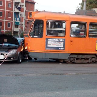 Incidente tra auto e tram in corso Toscana a Torino: il guidatore della Bravo ricoverato al Maria Vittoria