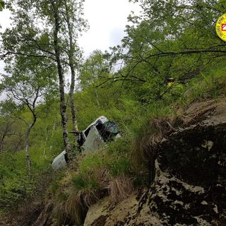 Ivrea, finisce con l'auto in un burrone: morta una donna