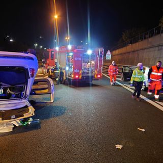 Auto si ribalta dopo uno scontro sulla Torino-Caselle: due feriti in codice verde