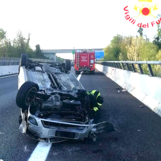Dopo lo scontro si ribalta in autostrada: un ferito in un incidente sulla Torino-Savona