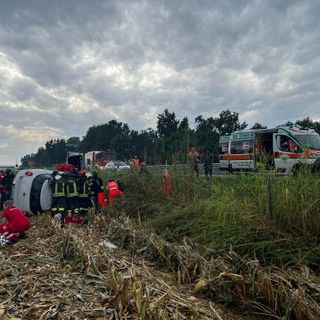 Ancora un incidente sull’A5: auto esce di strada e si ribalta, 4 feriti