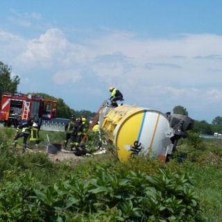 Camion cisterna ribaltato sulla Torino-Aosta