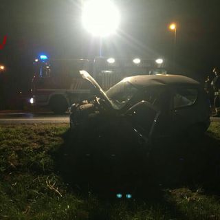 Incidente a Bruzolo: i vigili del fuoco liberano il conducente di un'auto finita fuori strada