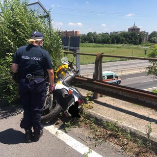 Nichelino, si schianta con la moto della scuola guida sul cavalcavia della tangenziale