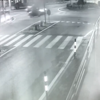 Chieri, investe una coppia in motocicletta e scappa: pirata della strada finisce nei guai (VIDEO)