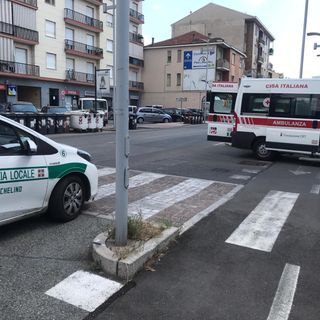In bici sulla ciclabile: ragazza travolta da un'automobile a Nichelino