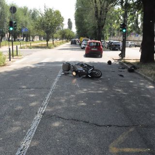 Incidente in corso Agnelli tra Fiat Panda e Vespa Piaggio: il centauro trasportato al Cto in prognosi riservata