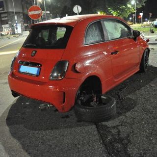 Schianto nella notte in corso Francia, abbattuti due semafori: tre auto coinvolte all'angolo con corso Brunelleschi [FOTO]