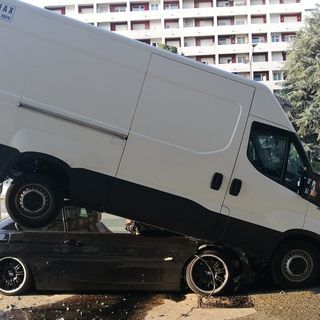 Bmw a tutta velocità finisce sotto un furgone in corso Grosseto, ricoverato il conducente
