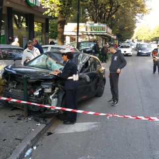 In corso Orbassano Seat Ibiza tampona il camion dell'Esselunga e resta distrutta: solo qualche ferita per gli occupanti