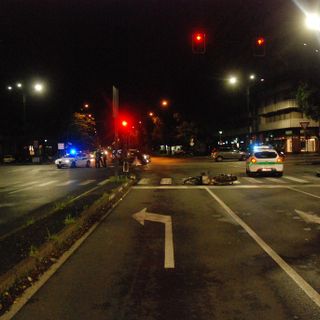 Schianto nella notte in corso Peschiera: grave un motociclista di 26 anni