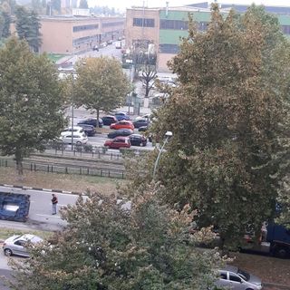 Cade un grosso stampo da un camion in corso Unione Sovietica, traffico rallentato