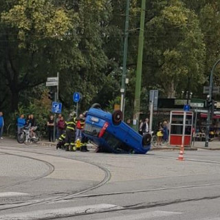 Incidente in corso Vittorio Emanuele: si ribalta una vettura in mezzo all'incrocio