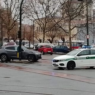 incidente automobilistico con auto dei vigili urbani