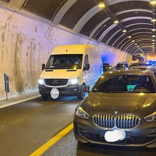 Tamponamento in galleria sulla bretella Ivrea–Santhià: traffico bloccato e lunghe code