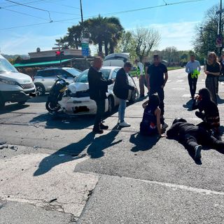 Scontro tra un'auto e moto davanti al liceo di Torino, genitori e alunni: "Serve più sicurezza"