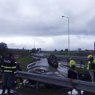 Moncalieri: auto si ribalta in tangenziale, morto conducente