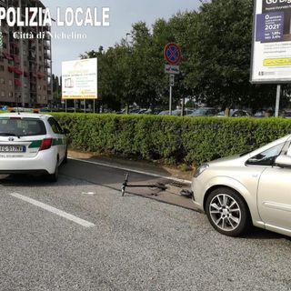 Nichelino, auto travolge monopattino: solo ferite lievi per la 40enne sbalzata a terra