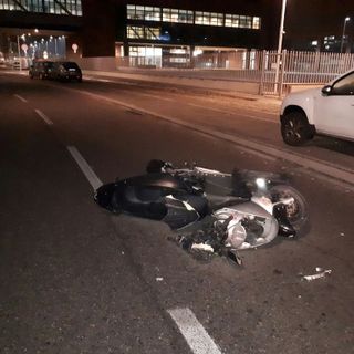 Due gravi incidenti tra ieri sera e questa notte: muore un motociclista, una ragazza è grave al Cto