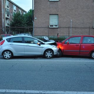 Perde il controllo dell'auto per un malore e si schianta: muore un 73enne