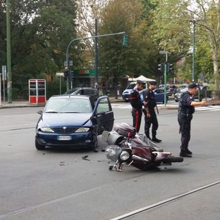 Scontro tra un'auto e una moto davanti al tribunale: tutti illesi