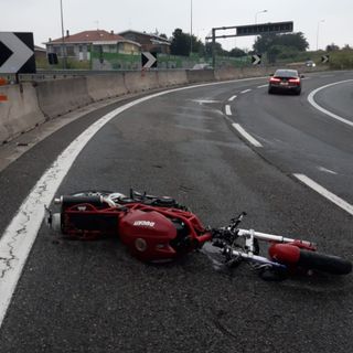 Incidente allo svincolo di Bruere: Ducati scivola nell’asfalto, biker in ospedale