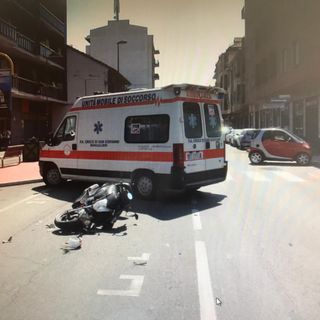 A Nichelino scontro in pieno centro tra auto e motociclo