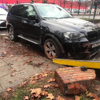 A Nichelino suv si schianta contro un muretto, ma la conducente non poteva guidarlo: 500 euro di multa