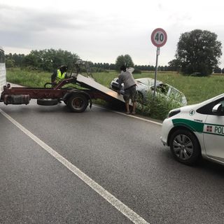 Nichelino, auto finisce fuori strada e si ribalta sulla provinciale 143
