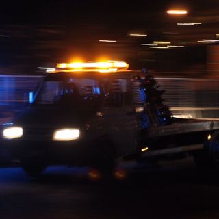 Paura nella notte sulla Tangenziale di Torino, furgone perde gomma che colpisce due auto