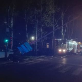 Si schianta contro il palo della luce e lo abbatte: bloccati i tram in corso IV Novembre