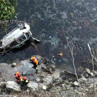 Auto precipita in una scarpata, i feriti non sono gravi
