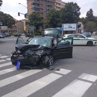 Incidente automobilistico con danni alle vetture coinvolte