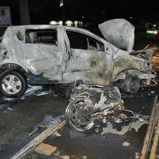 Drammatico incidente in piazza Sabotino: auto contro moto, muore il centauro