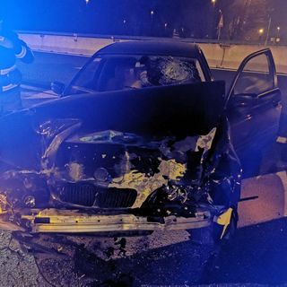 Neopatentato, al volante sotto l'effetto dell'alcol, distrugge una BMW sulla Torino-Pinerolo