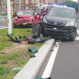 Brutto incidente oggi pomeriggio tra corso Principe Oddone e strada del Fortino: due vetture coinvolte, una persona trasportata in ospedale