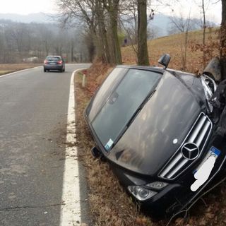 Rivalba, auto finisce fuori strada a Rivalba