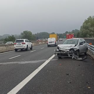 Perde il controllo dell'auto e va a sbattere contro il guard rail: traffico in tilt sulla tangenziale