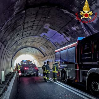 Strambinello, brutto incidente dentro la galleria Quagliuzzo: tre auto coinvolte Strambinello, brutto incidente dentro la galleria Quagliuzzo: tre auto coinvolte