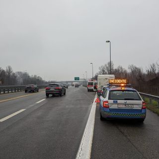 Incidente tra camper e auto sulla Torino-Aosta: due feriti in ospedale