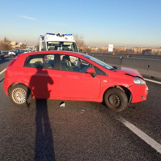 Incidente sulla tangenziale, una Punto rossa va a sbattere contro il guard rail e innesca un tamponamento con 5 auto coinvolte