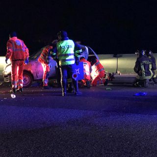 Schianto nella notte in tangenziale: un'auto si ribalta all'uscita di corso Regina Margherita